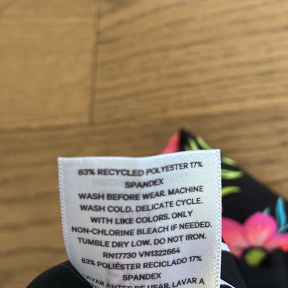 Art Class Girl’s Cropped Long Sleeve Rashguard - Picture 4 of 6